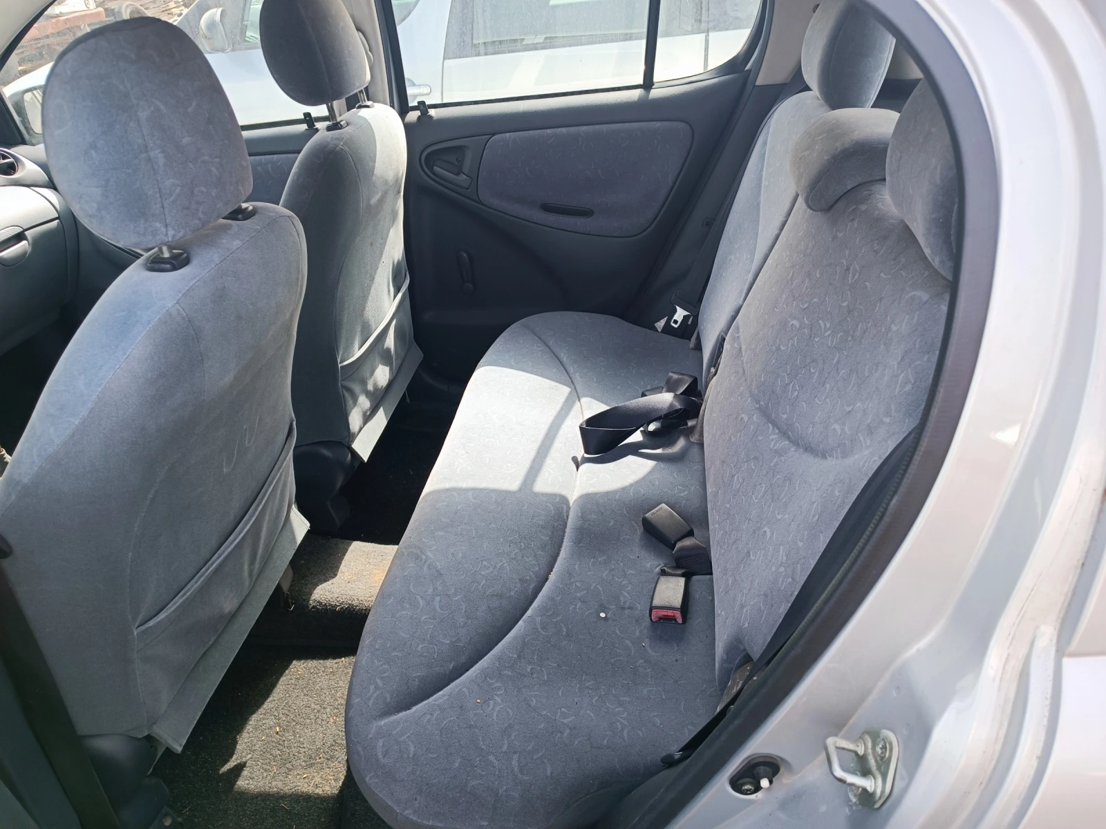 Toyota Yaris 1.0i euro 3 - изображение 6