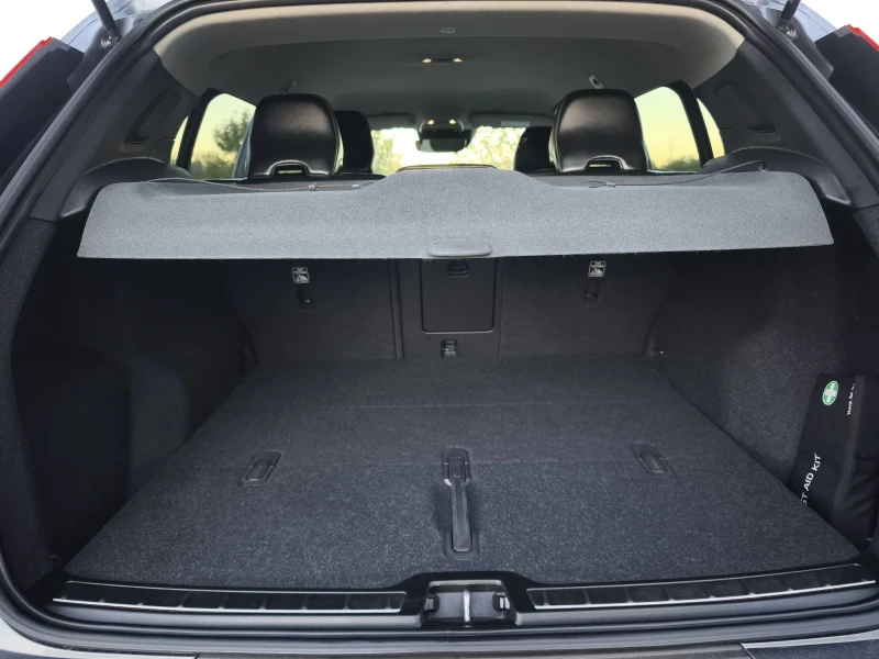 Volvo XC40 2.0d 150kc MOMENTUM FULL SERVICE IN VOLVO , снимка 11 - Автомобили и джипове - 52311903