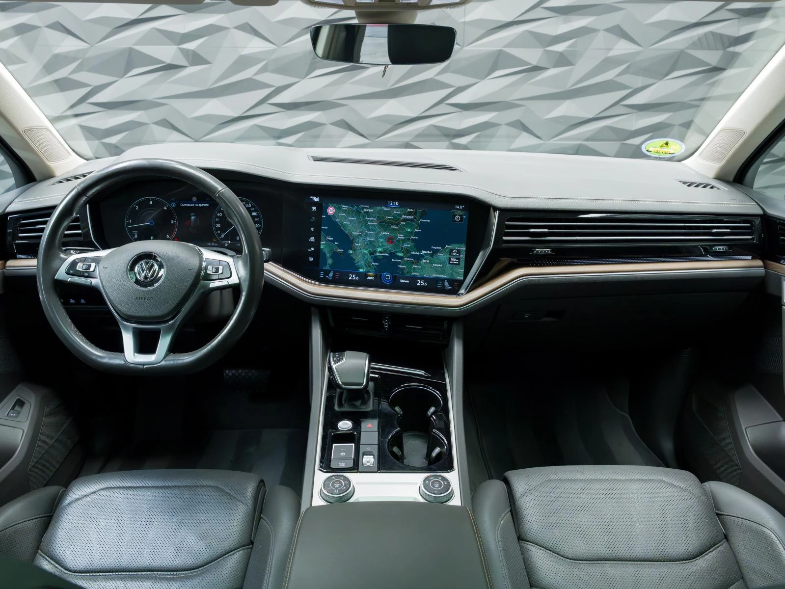 VW Touareg 4MOTION* CAMERA* ОБДУХВ* DISTR* AIR* INNOVISION* , снимка 17 - Автомобили и джипове - 53868991