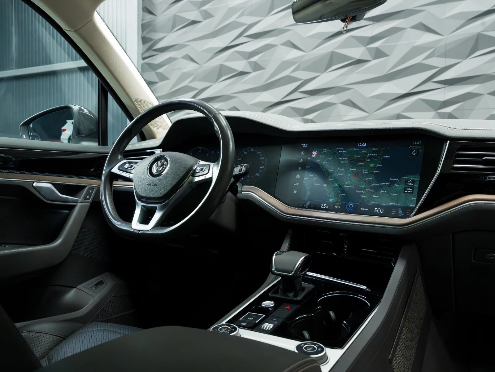 VW Touareg 4MOTION* CAMERA* ОБДУХВ* DISTR* AIR* INNOVISION* , снимка 15 - Автомобили и джипове - 53868991