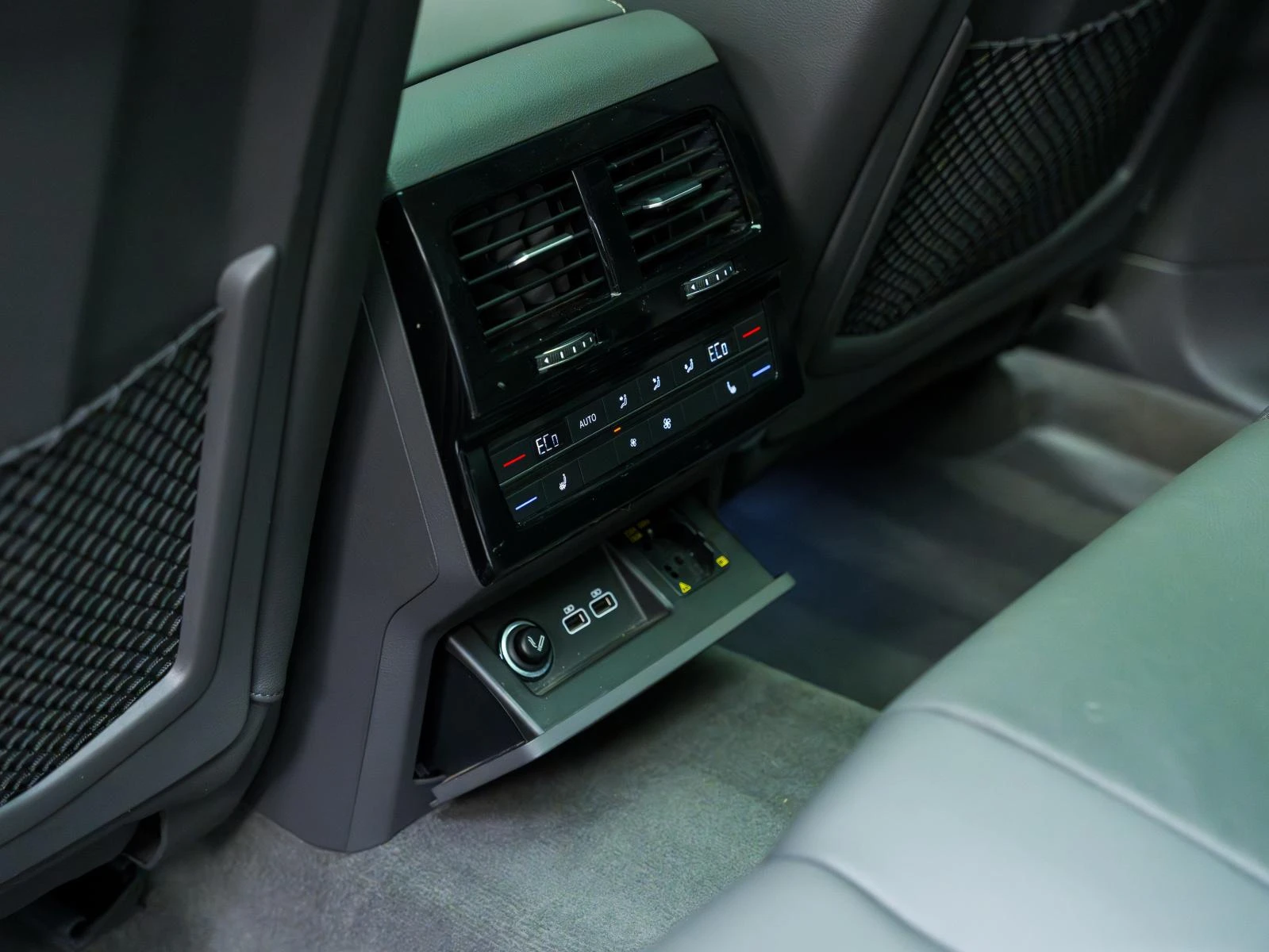 VW Touareg 4MOTION* CAMERA* ОБДУХВ* DISTR* AIR* INNOVISION* , снимка 11 - Автомобили и джипове - 53868991