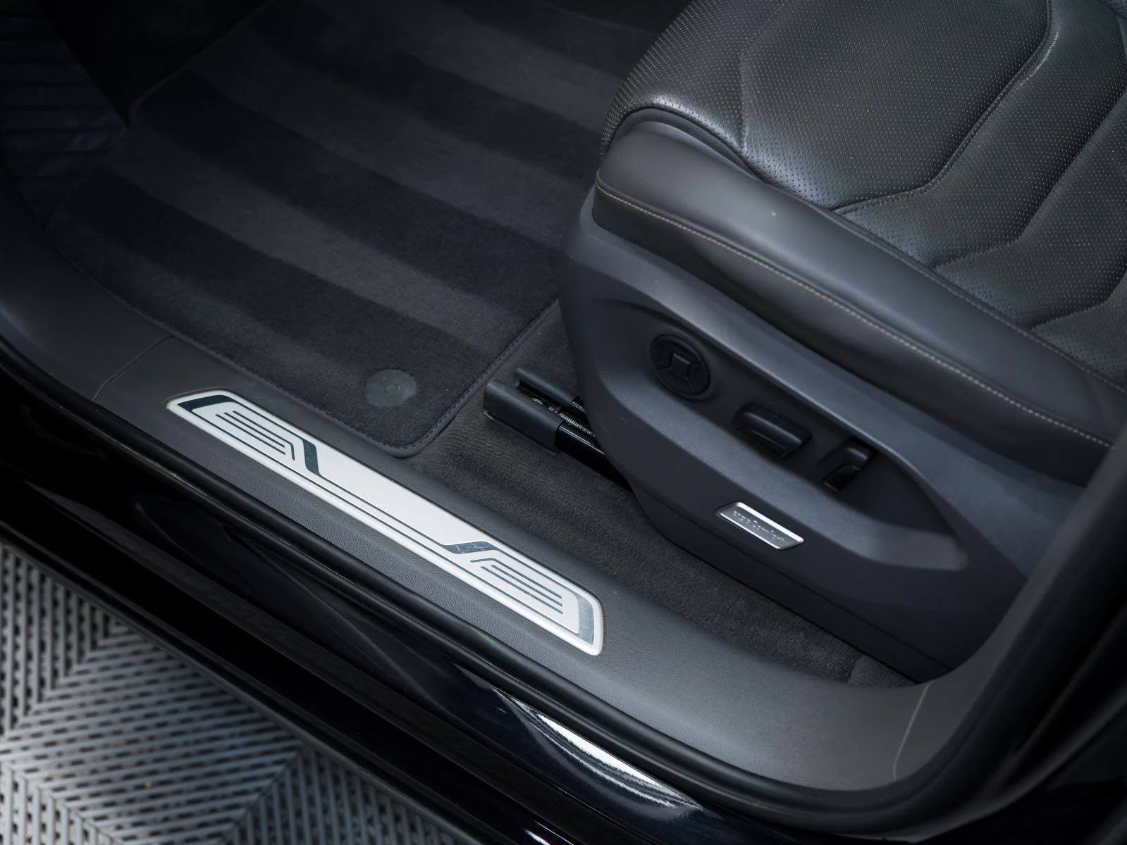 VW Touareg 4MOTION* CAMERA* ОБДУХВ* DISTR* AIR* INNOVISION* , снимка 14 - Автомобили и джипове - 53868991