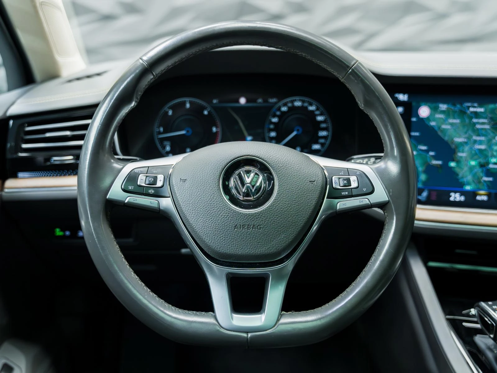 VW Touareg 4MOTION* CAMERA* ОБДУХВ* DISTR* AIR* INNOVISION* , снимка 16 - Автомобили и джипове - 53868991