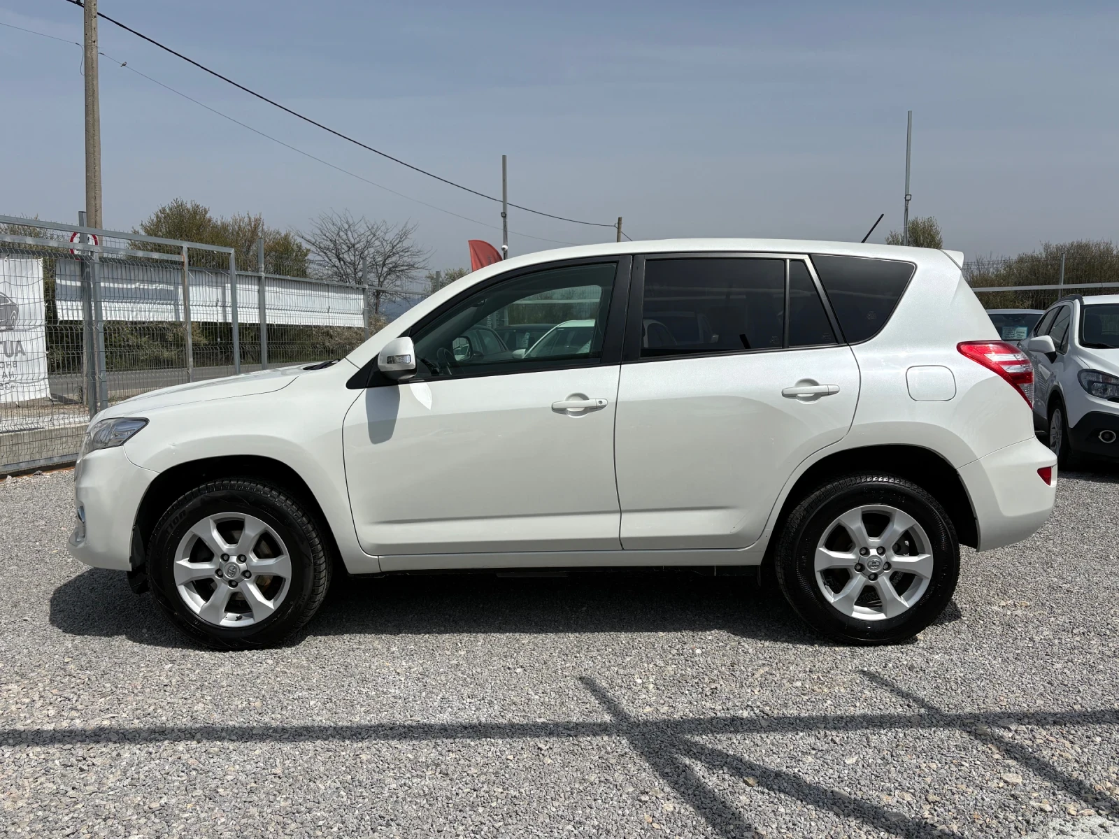 Toyota Rav4 2.2-D4D-4x4-БЯЛА ПЕРЛА, снимка 4 - Автомобили и джипове - 54192173