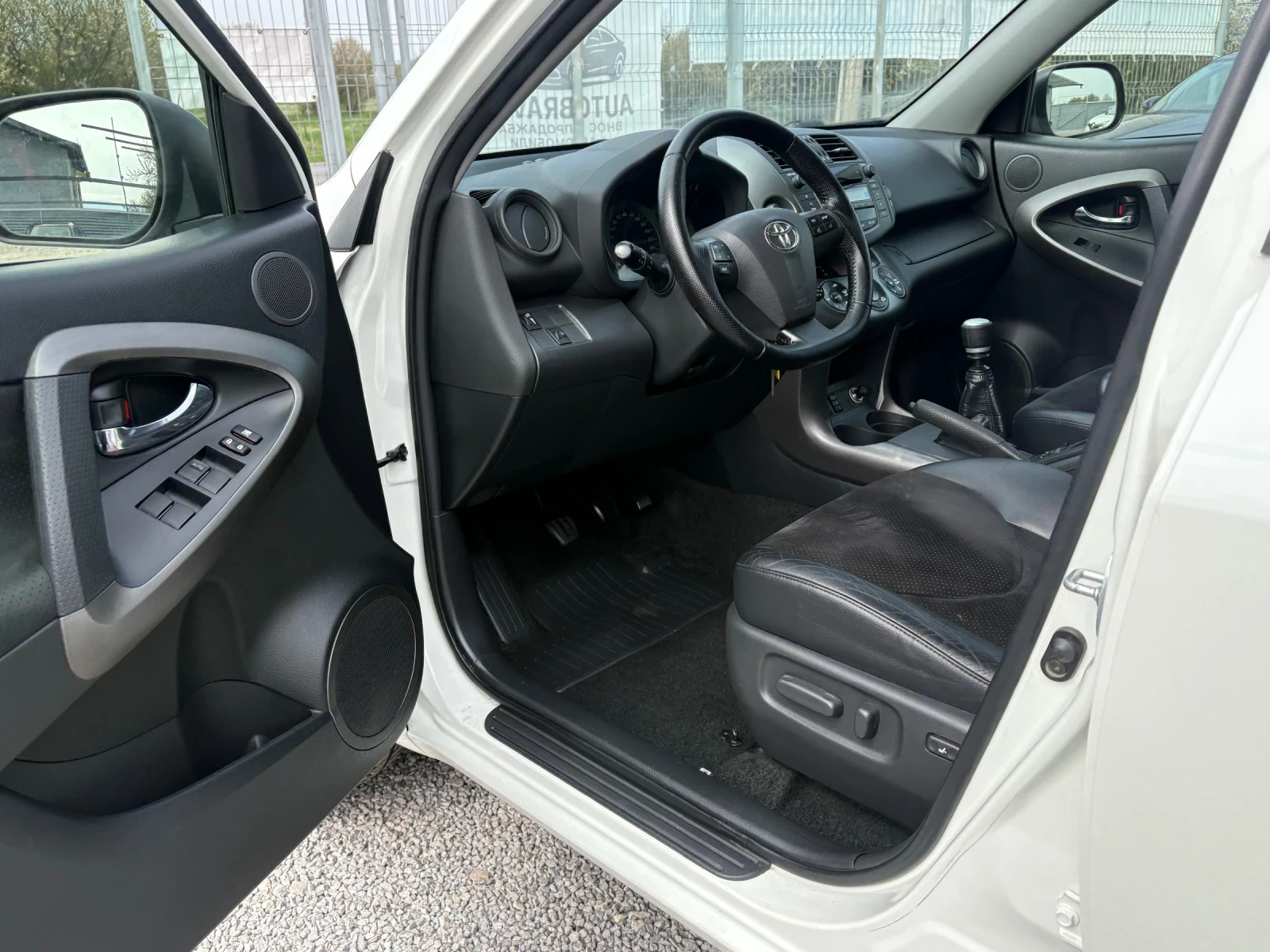 Toyota Rav4 2.2-D4D-4x4-БЯЛА ПЕРЛА, снимка 13 - Автомобили и джипове - 54192173