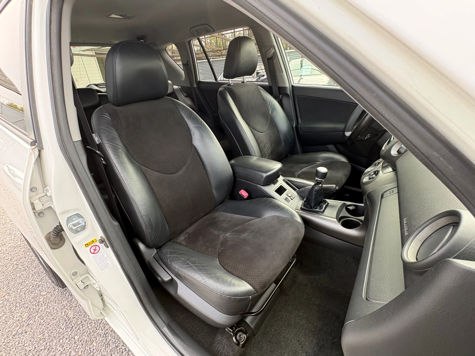 Toyota Rav4 2.2-D4D-4x4-БЯЛА ПЕРЛА, снимка 12 - Автомобили и джипове - 54192173