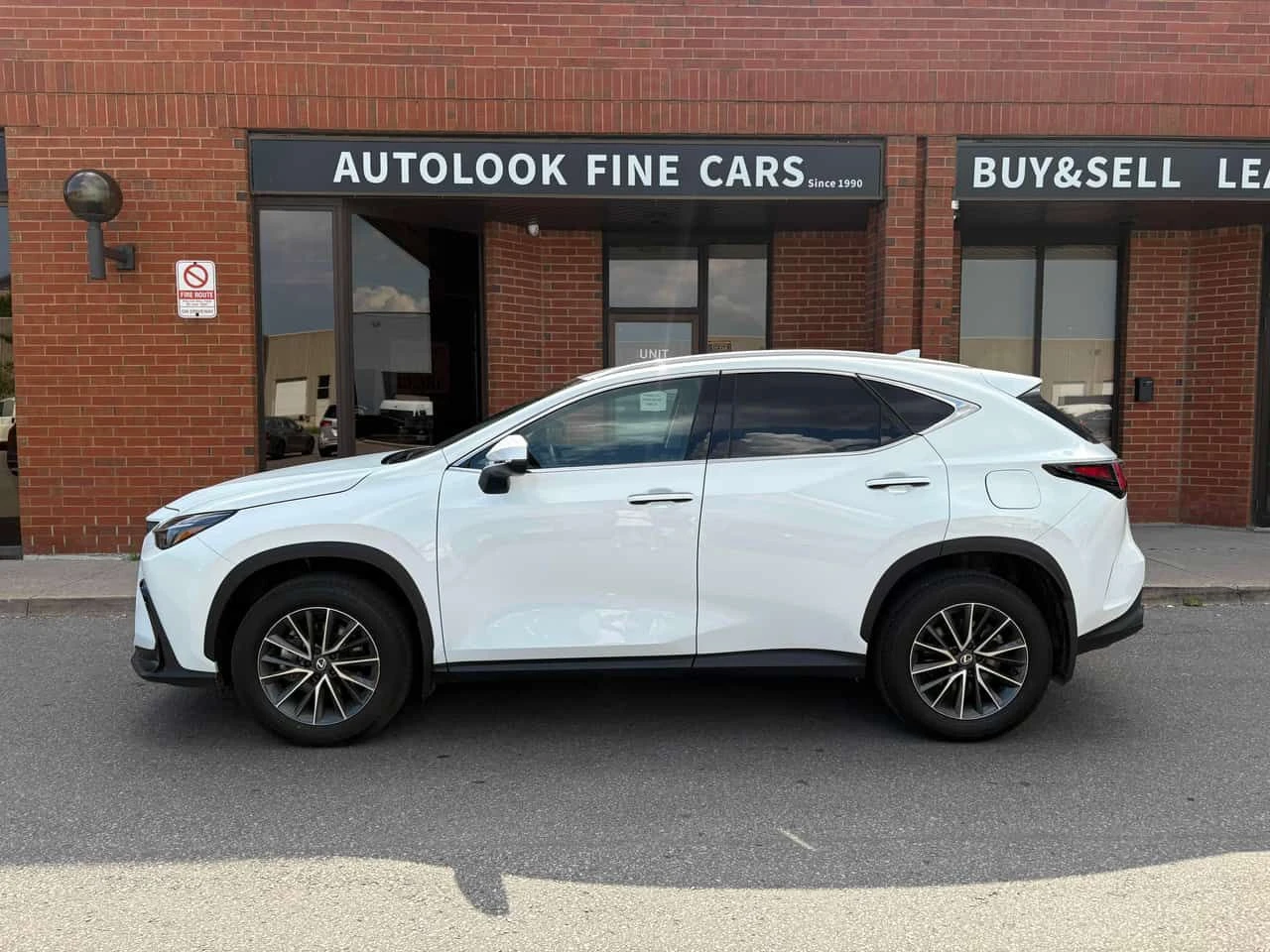Lexus NX 350h | CARFAX | АВТОКРЕДИТ БЕЗ ПЪРВОНАЧАЛНА ВНОСКА, снимка 3 - Автомобили и джипове - 55425994