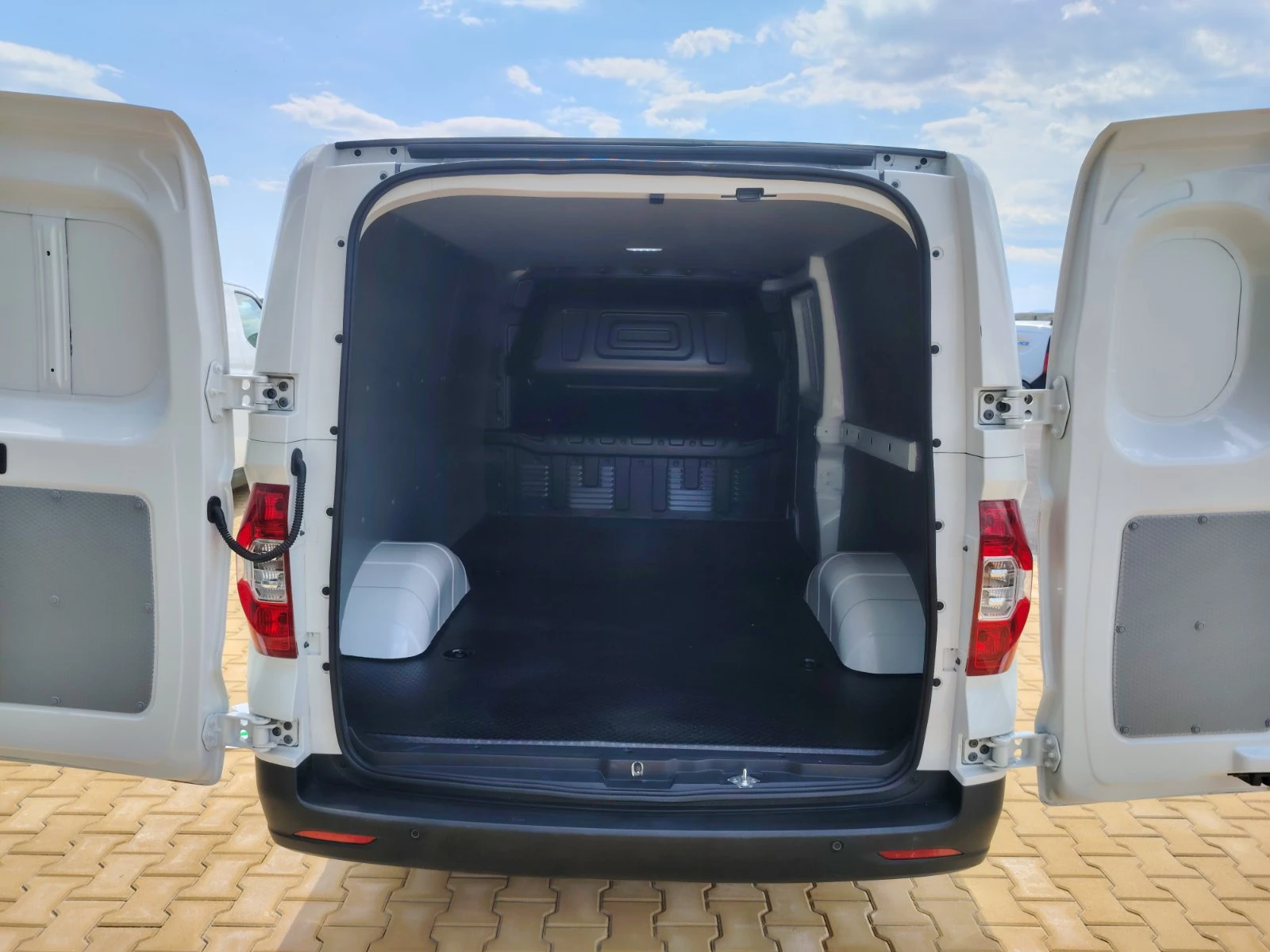 Maxus e3 Deliver 52, 5kWh 90kw/125hp, снимка 10 - Бусове и автобуси - 54771695