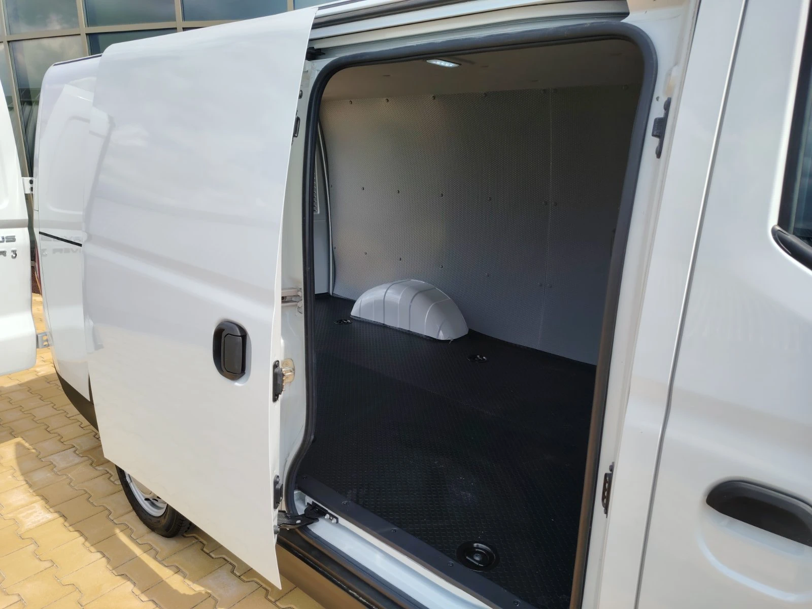 Maxus e3 Deliver 52, 5kWh 90kw/125hp, снимка 11 - Бусове и автобуси - 54771695