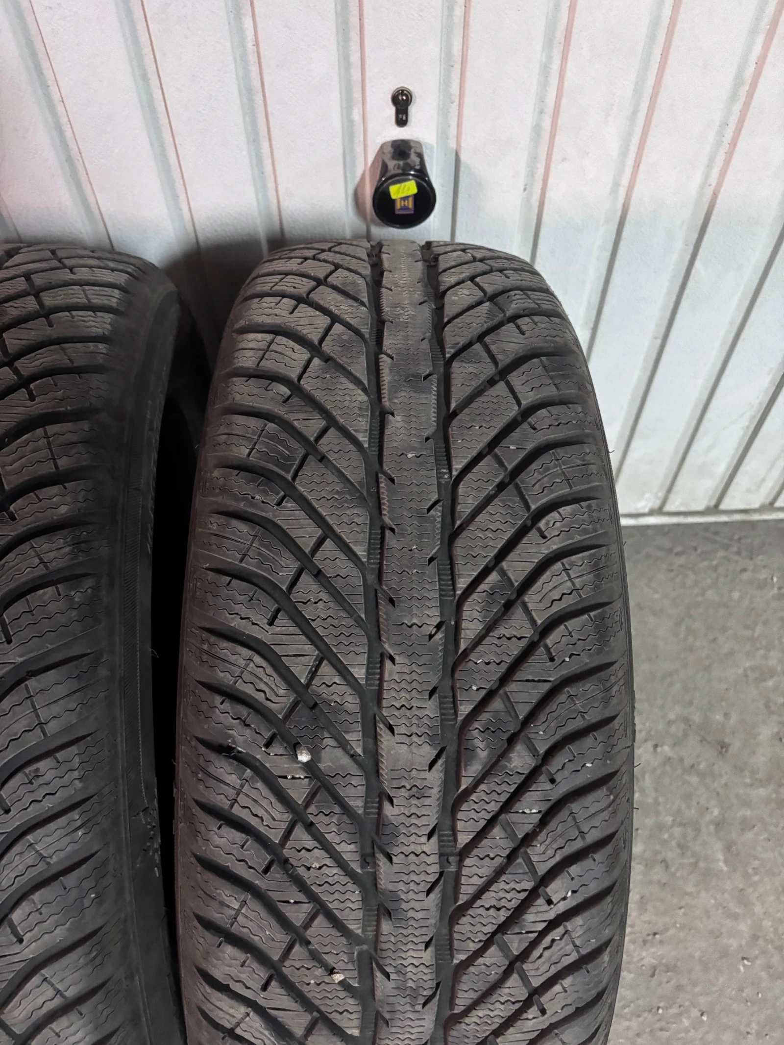 Гуми Зимни 235/60R18, снимка 5 - Гуми и джанти - 56348027