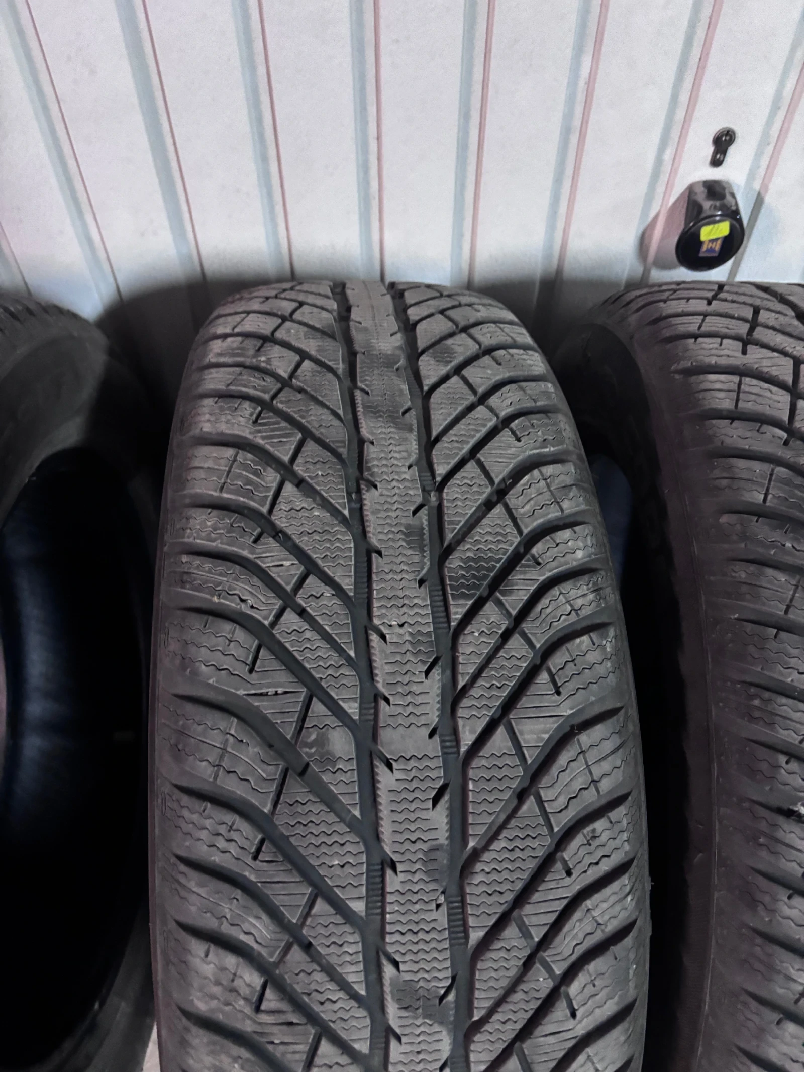 Гуми Зимни 235/60R18, снимка 4 - Гуми и джанти - 56348027