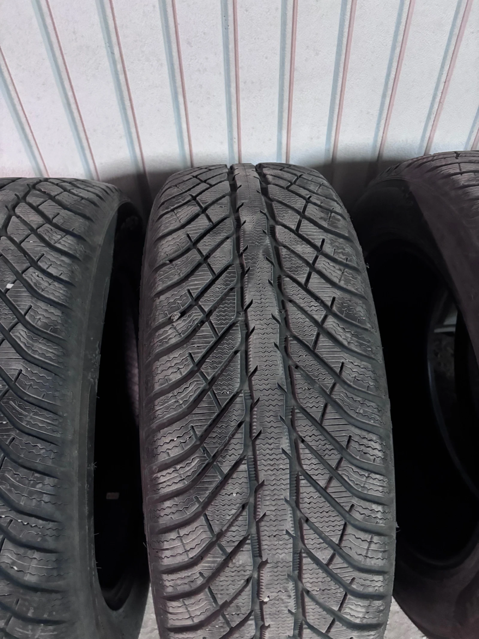 Гуми Зимни 235/60R18, снимка 3 - Гуми и джанти - 56348027