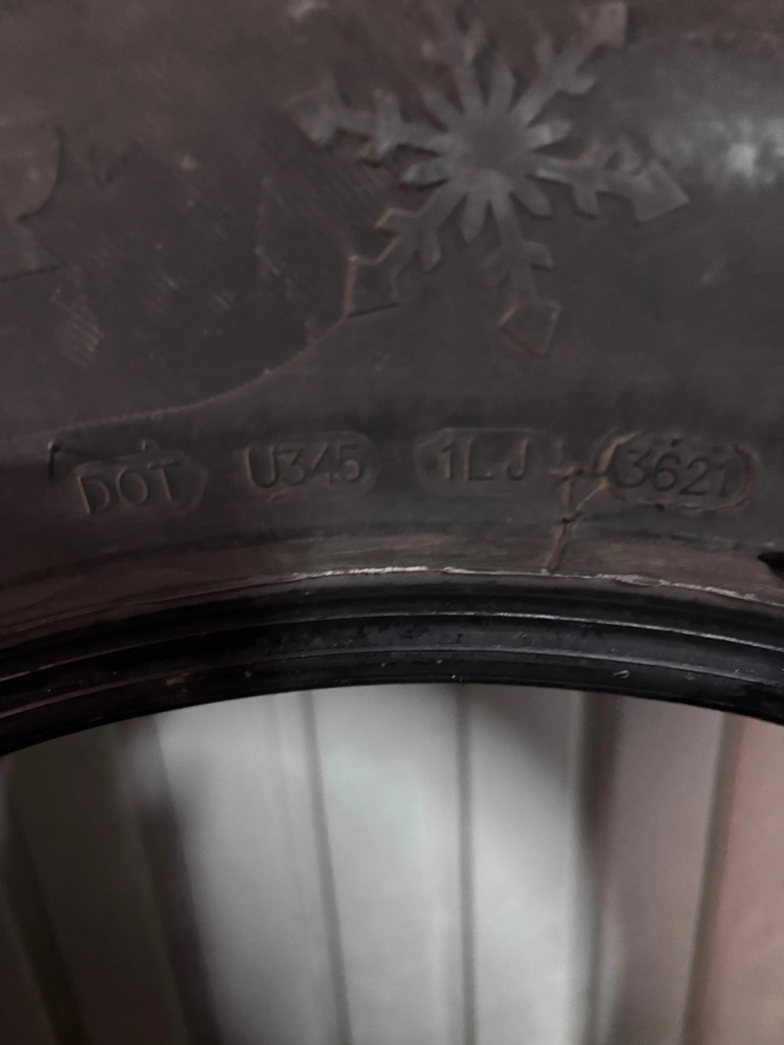 Гуми Зимни 235/60R18, снимка 8 - Гуми и джанти - 56348027