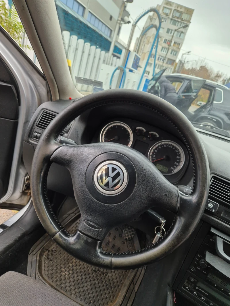 VW Golf 1.6 16V, снимка 11 - Автомобили и джипове - 47896560