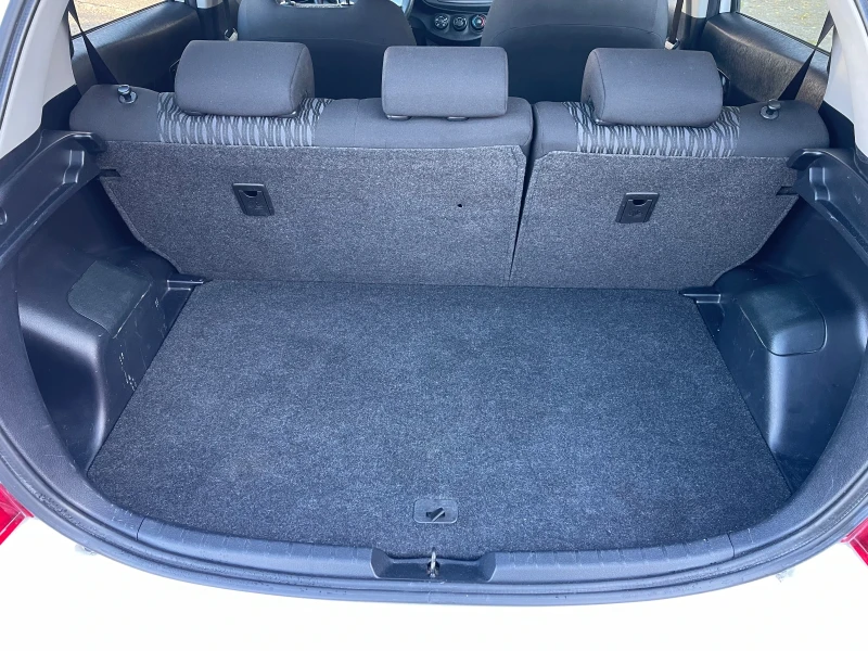 Toyota Yaris 1.4 D4D 90кс, снимка 15 - Автомобили и джипове - 52170804