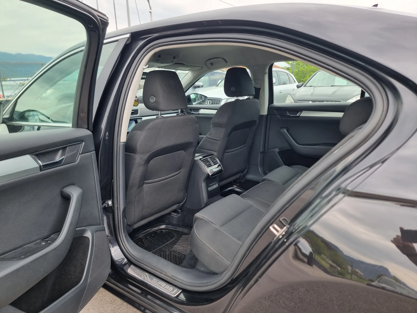 Skoda Superb 2.0TDI, снимка 11 - Автомобили и джипове - 54451172