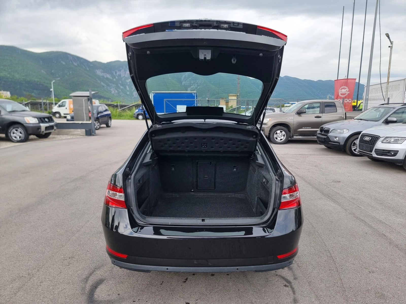 Skoda Superb 2.0TDI, снимка 13 - Автомобили и джипове - 54451172