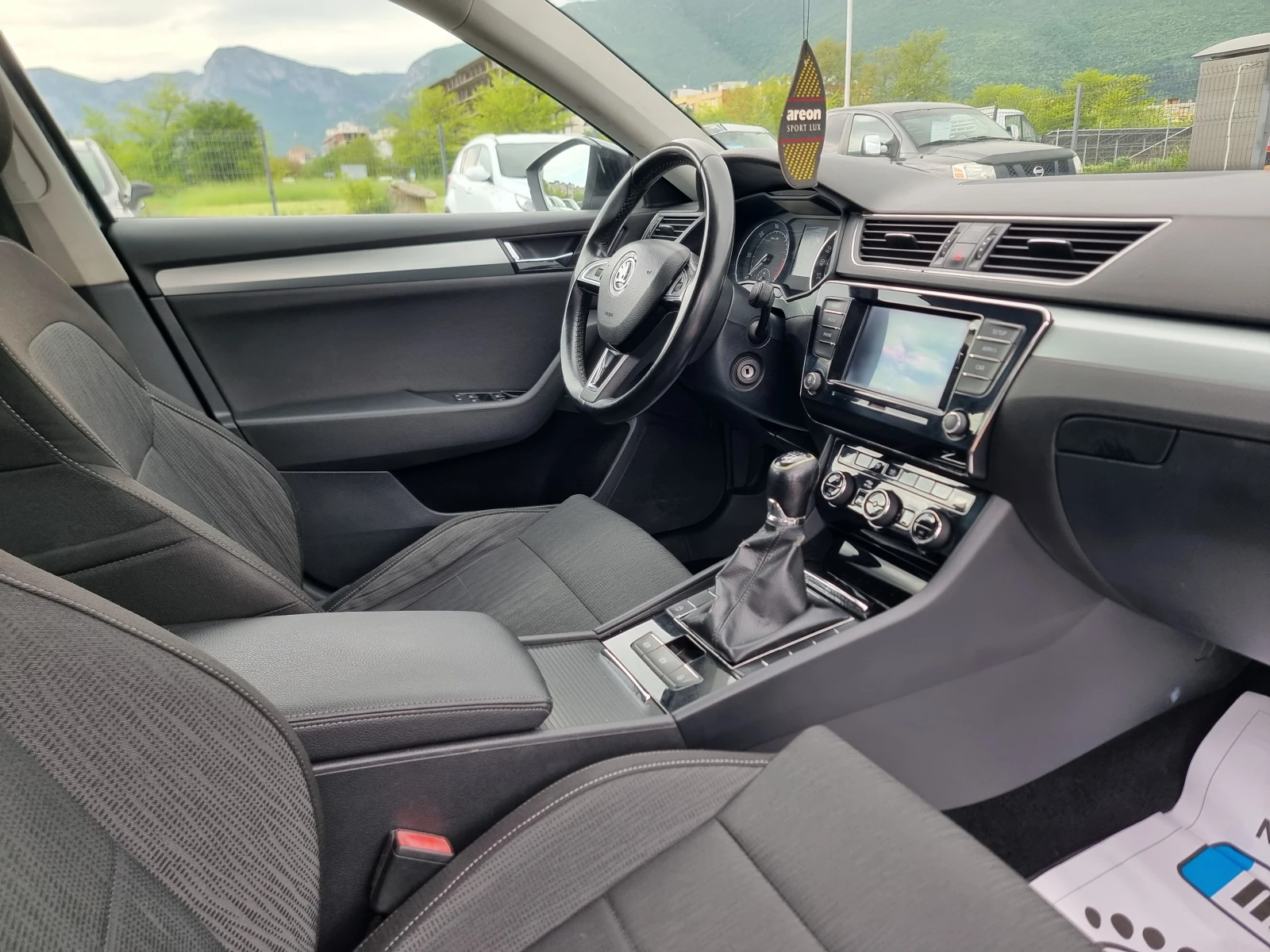 Skoda Superb 2.0TDI, снимка 16 - Автомобили и джипове - 54451172