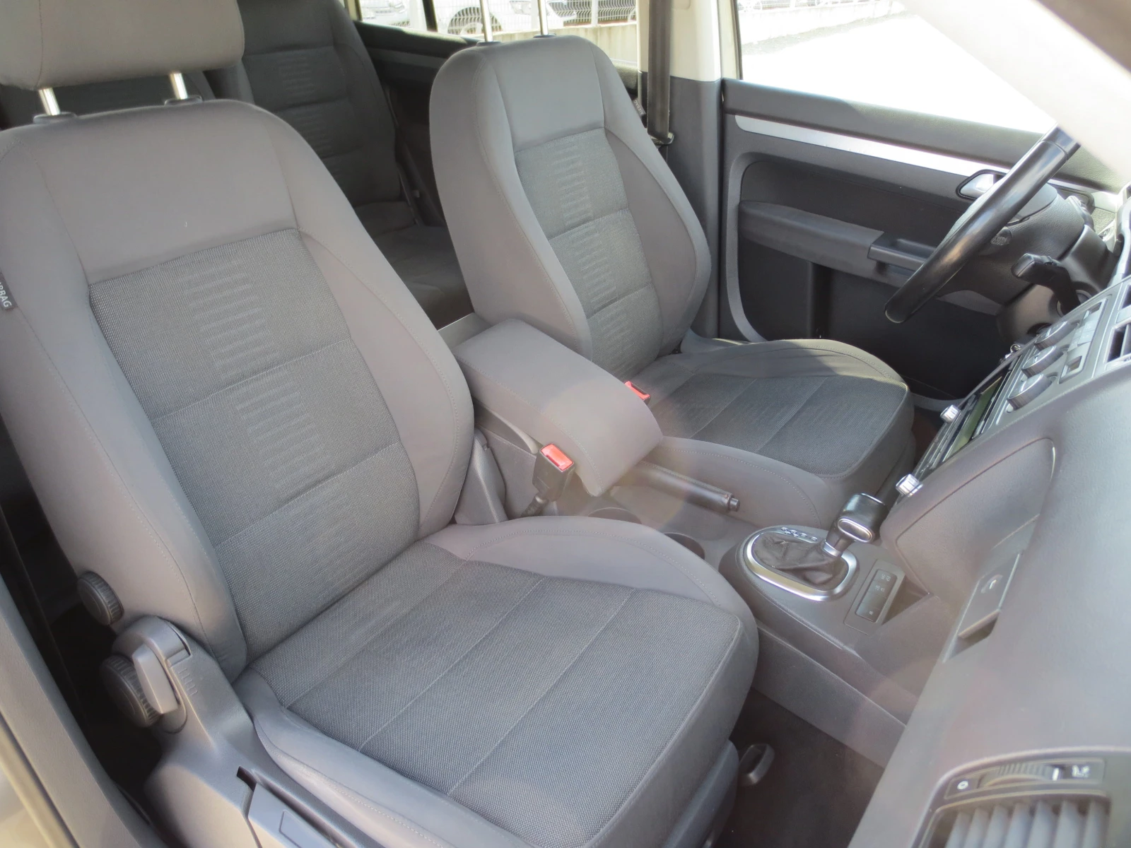 VW Touran 2.0TDI* DSG* 7ms., снимка 14 - Автомобили и джипове - 55727128