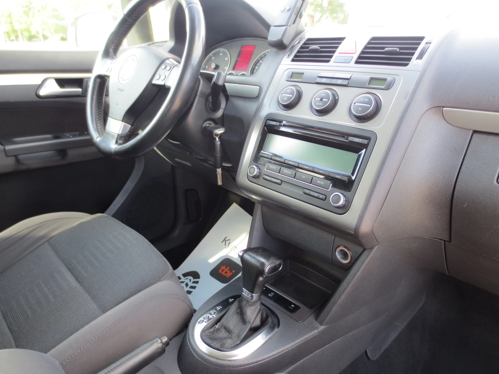 VW Touran 2.0TDI* DSG* 7ms., снимка 15 - Автомобили и джипове - 55727128