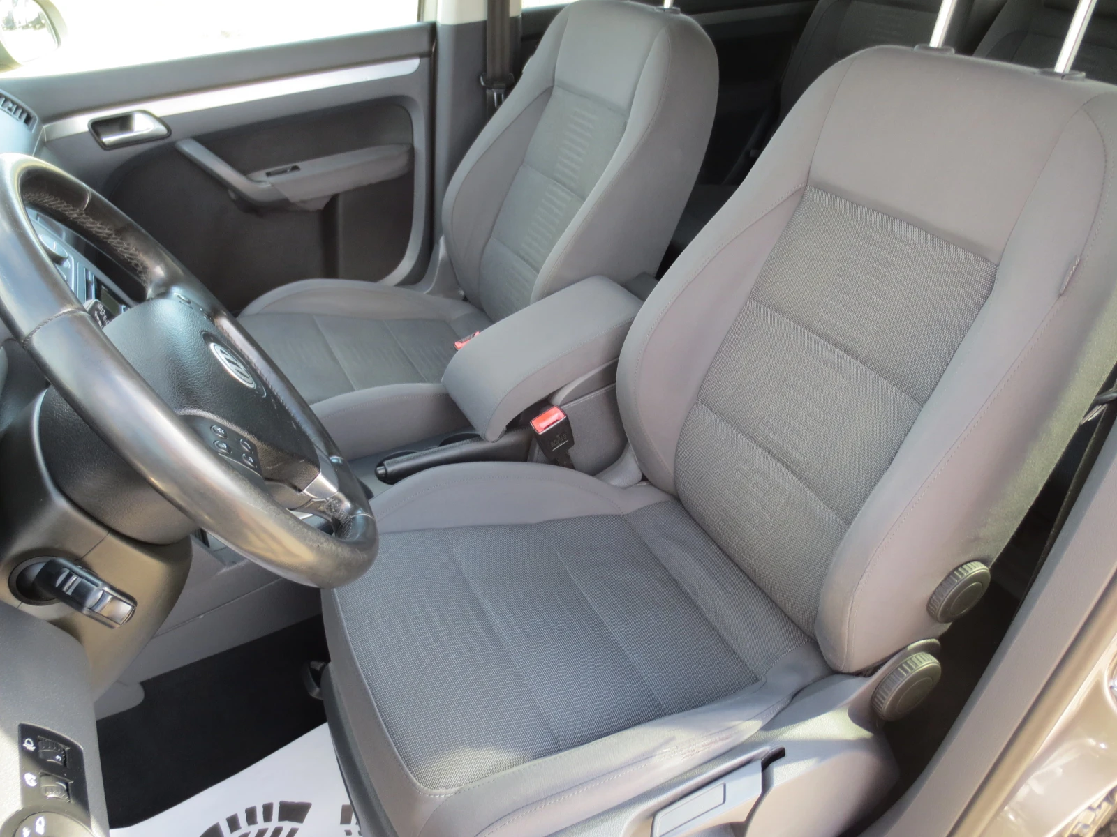VW Touran 2.0TDI* DSG* 7ms., снимка 10 - Автомобили и джипове - 55727128