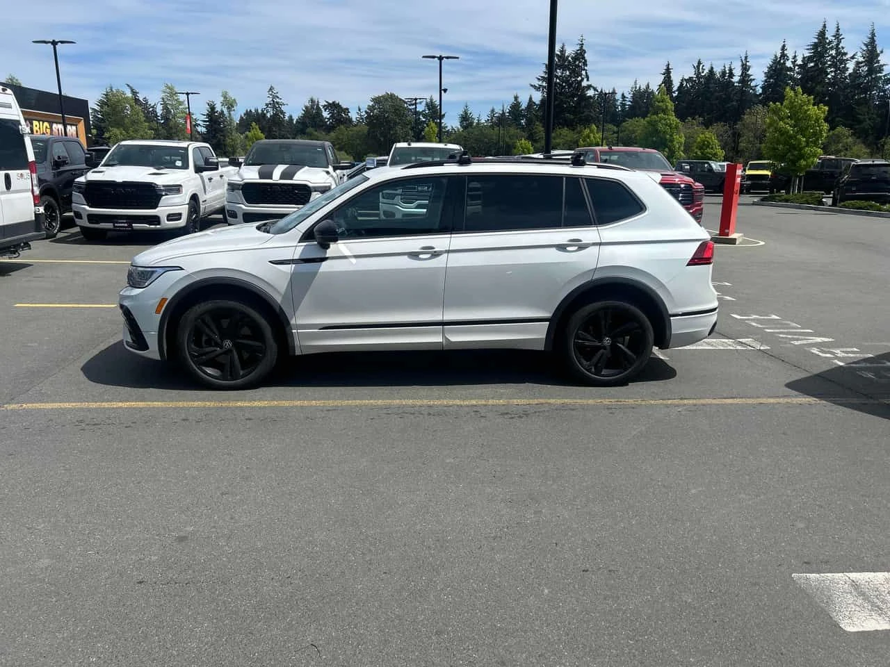 VW Tiguan Comfortline R Line Black Edition/CARFAX/АВТОКРЕДИТ, снимка 2 - Автомобили и джипове - 54666959