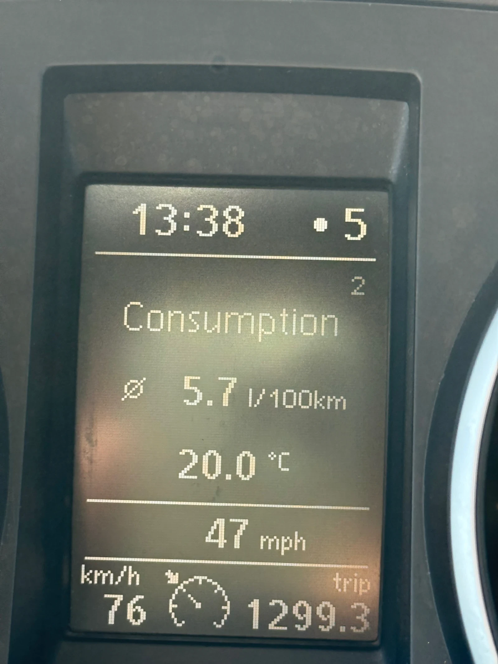 VW Golf 1.6 TDI 90 k.c - изображение 6