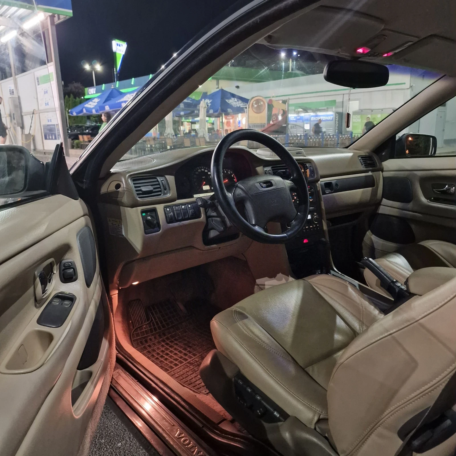 Volvo C70 2.5T 4SPD AUTO Бензин/LPG , снимка 11 - Автомобили и джипове - 53818232