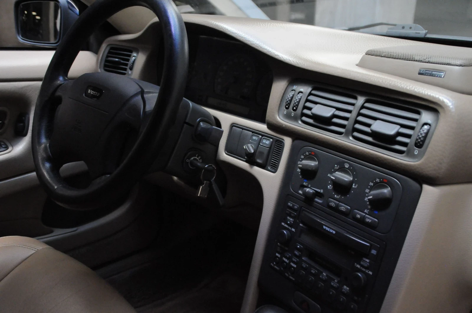 Volvo C70 2.5T 4SPD AUTO Бензин/LPG , снимка 12 - Автомобили и джипове - 53818232