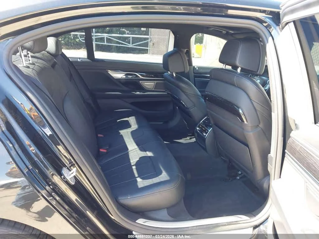 BMW 740 M Пакет/CARFAX/Б58/Пано/Подгрев/, снимка 13 - Автомобили и джипове - 54056942