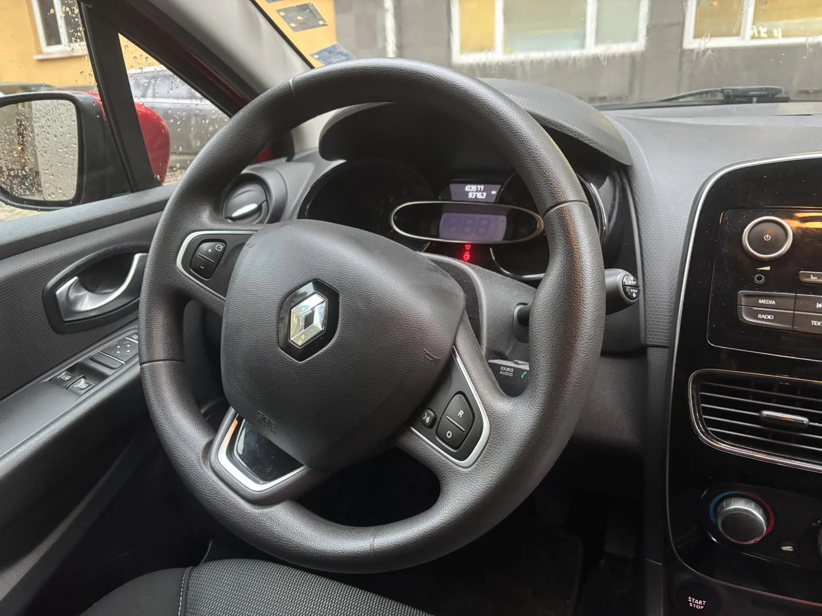 Renault Clio dCi, снимка 6 - Автомобили и джипове - 54303995
