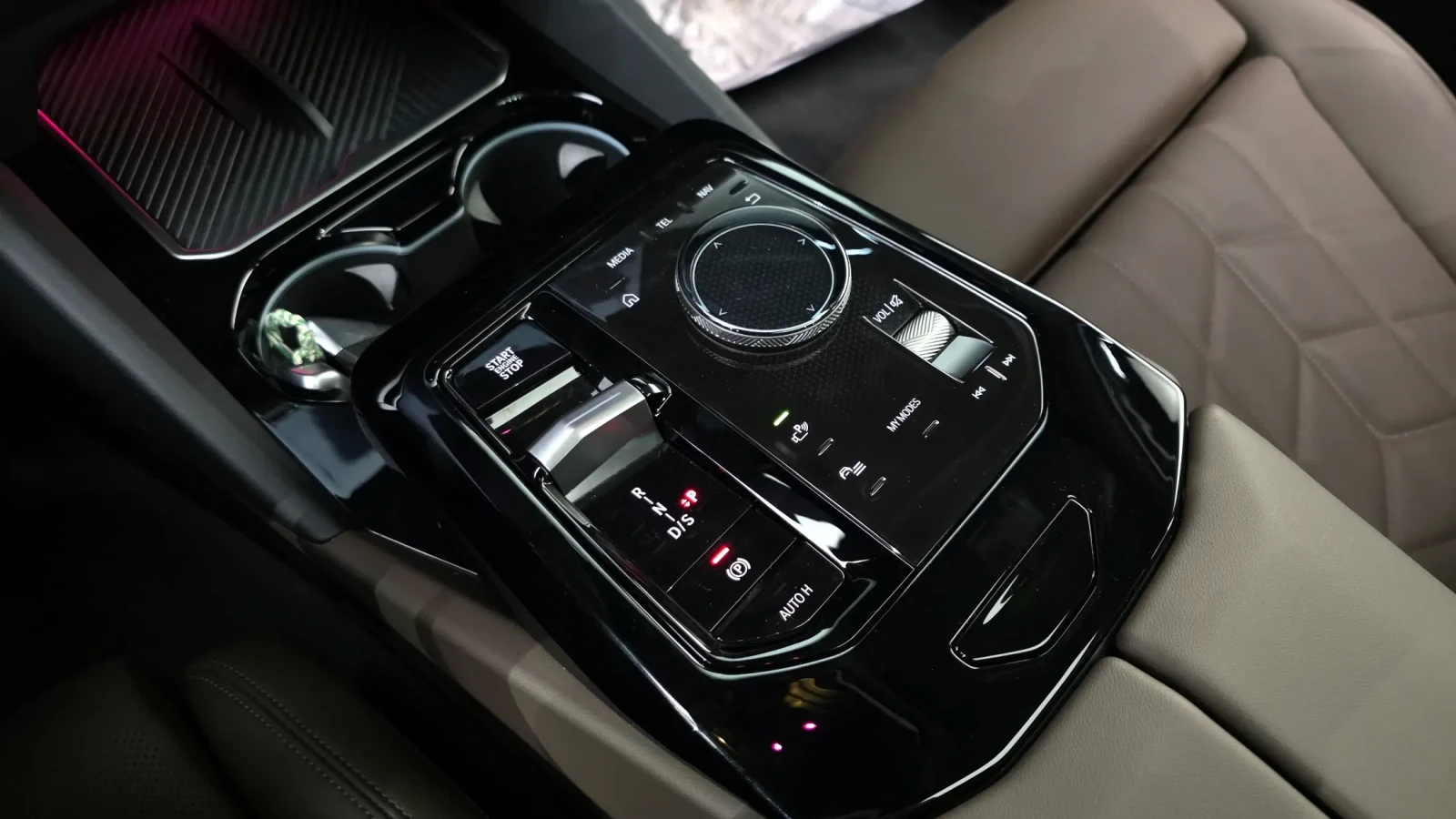 BMW 520 * B48 * 360 * HUD * ОБДУХВАНЕ * ПАНОРАМА , снимка 14 - Автомобили и джипове - 54741000