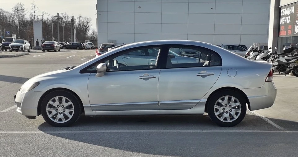 Honda Civic 1.8 i-VTEC 16V AT, снимка 8 - Автомобили и джипове - 55748902