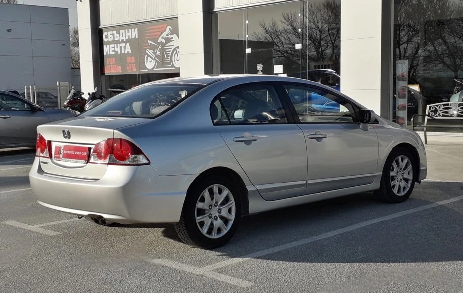 Honda Civic 1.8 i-VTEC 16V AT, снимка 5 - Автомобили и джипове - 55748902