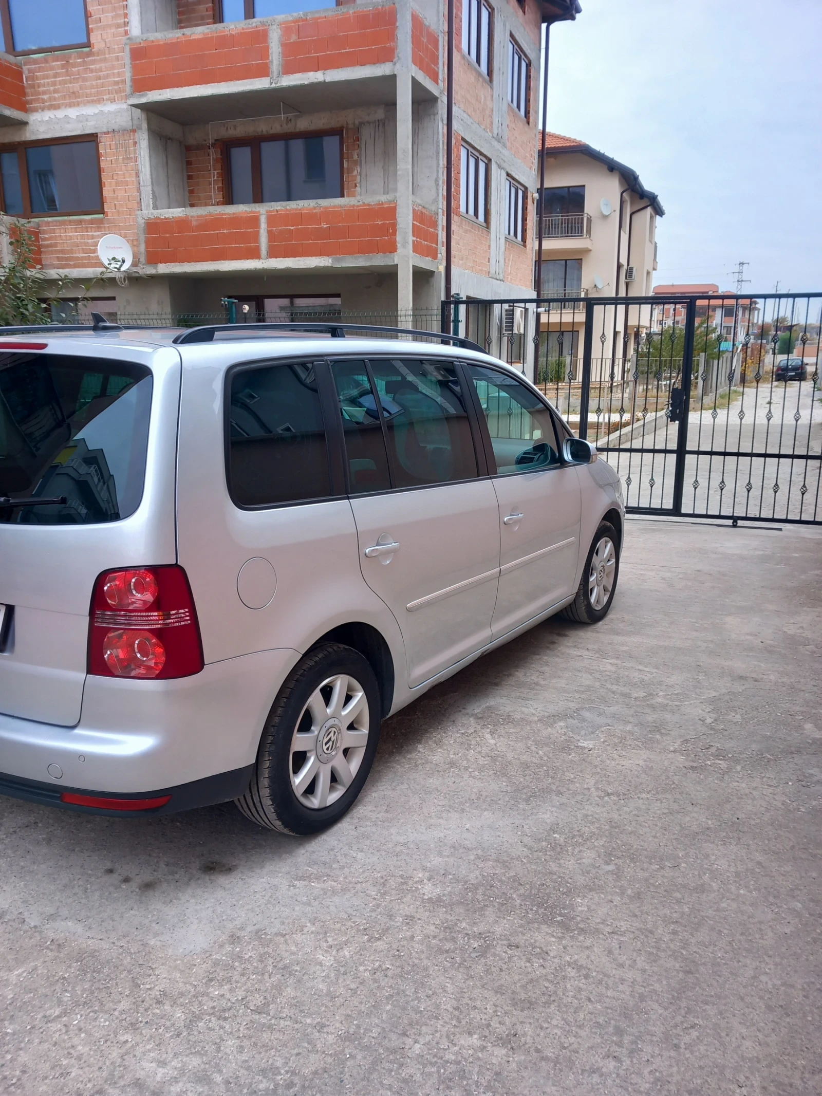 VW Touran, снимка 3 - Автомобили и джипове - 56567866