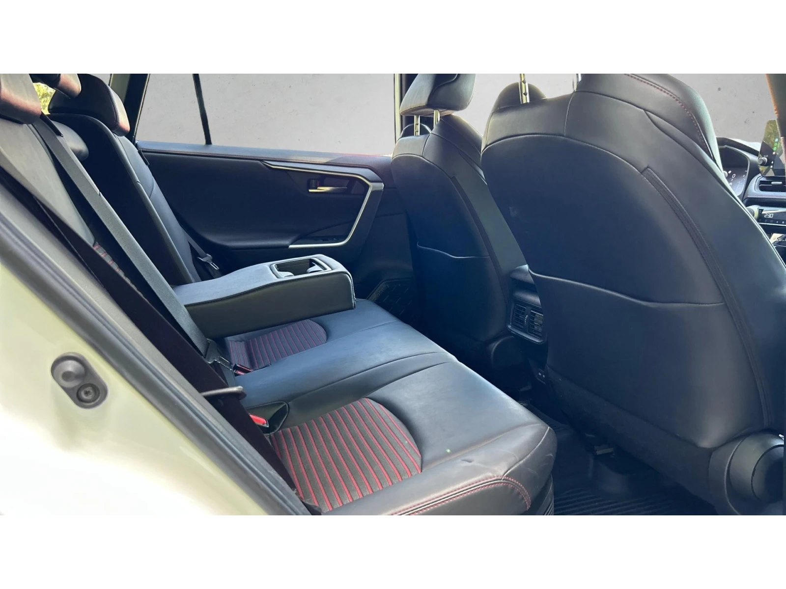 Toyota Rav4 2.5 Plug-in Hybrid STYLE, Месечна вноска от 399  , снимка 10 - Автомобили и джипове - 56012532