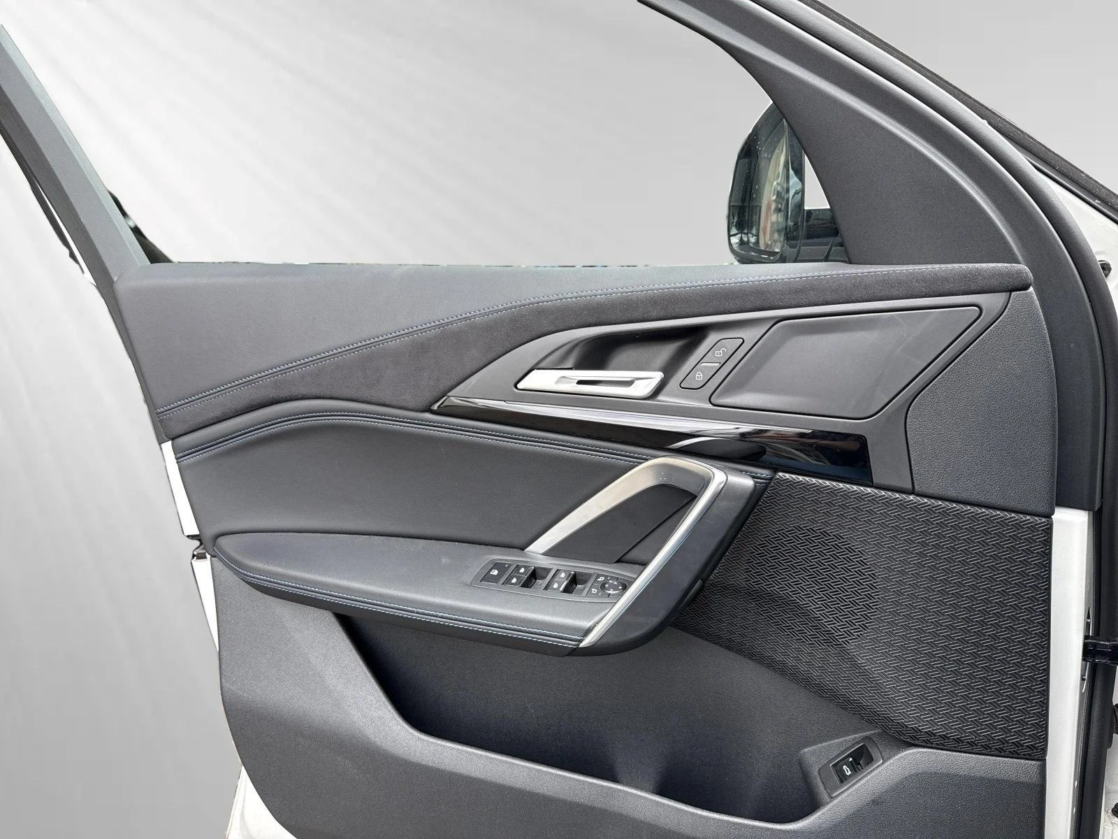 BMW iX2 xDrive30/ M-SPORT PRO/ LED/ SHADOW LINE/ CAMERA/ - изображение 7