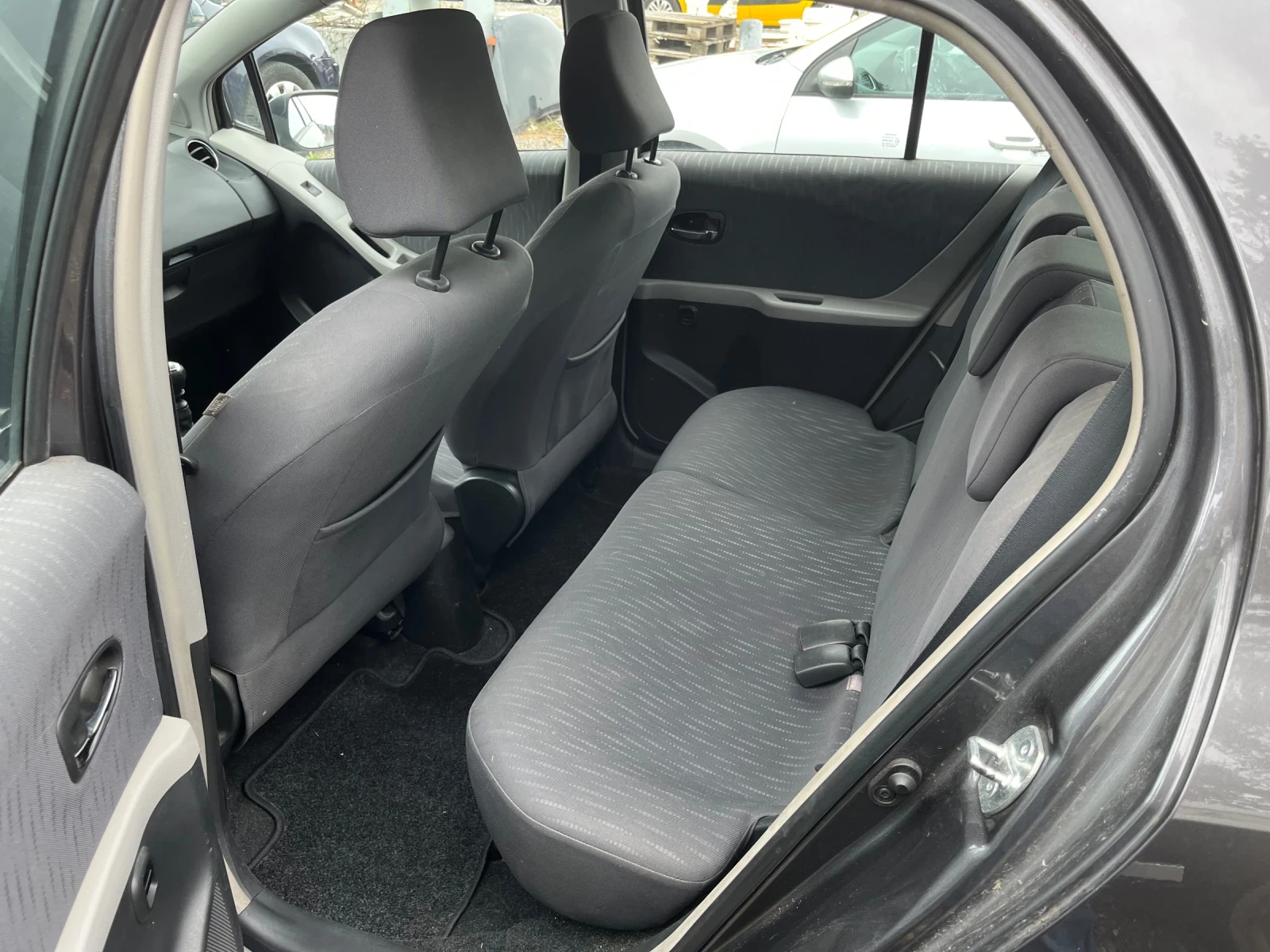 Toyota Yaris 1.33vvti, снимка 6 - Автомобили и джипове - 54025419