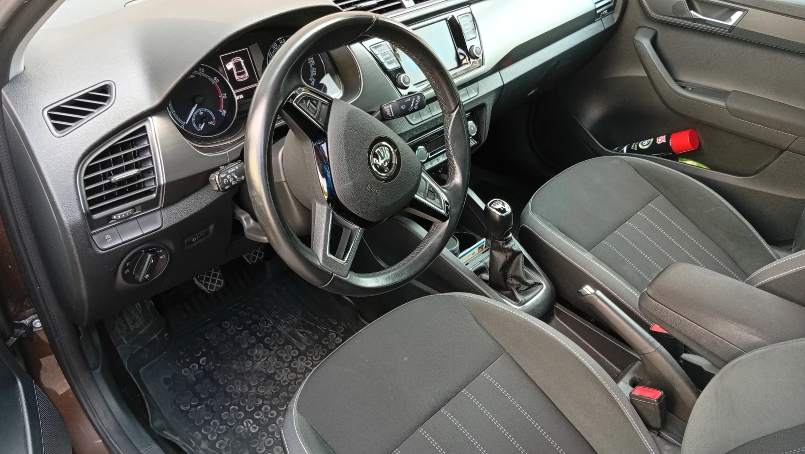 Skoda Fabia 1.0TSI, снимка 6 - Автомобили и джипове - 55317727