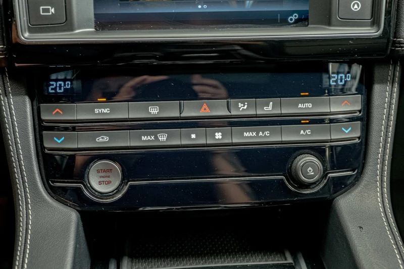 Jaguar F-PACE 3.0d/AWD/R-Sport/Meridian/Камера/Lane Assist, снимка 12 - Автомобили и джипове - 51637417