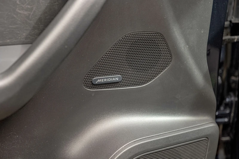 Jaguar F-PACE 3.0d/AWD/R-Sport/Meridian/Камера/Lane Assist, снимка 8 - Автомобили и джипове - 51637417