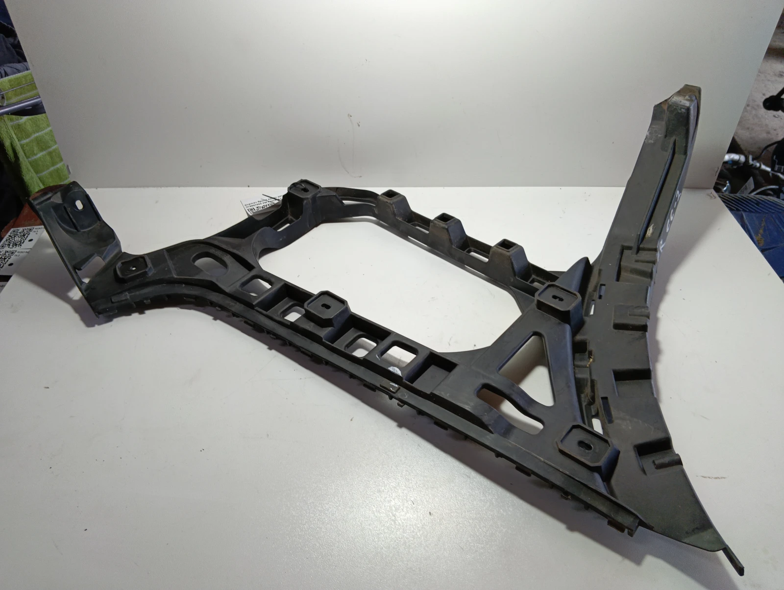 държач броня заден десен 3C8807394 VW Passat CC