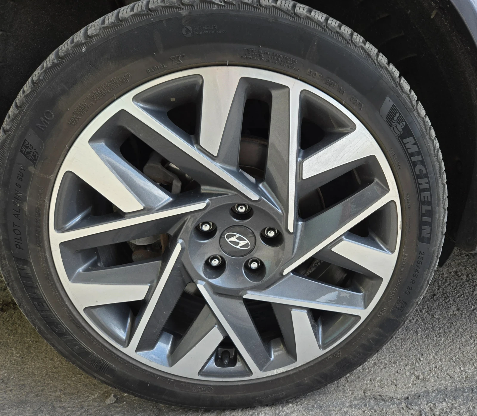 Гуми Зимни 255/45R20, снимка 2 - Гуми и джанти - 54635245