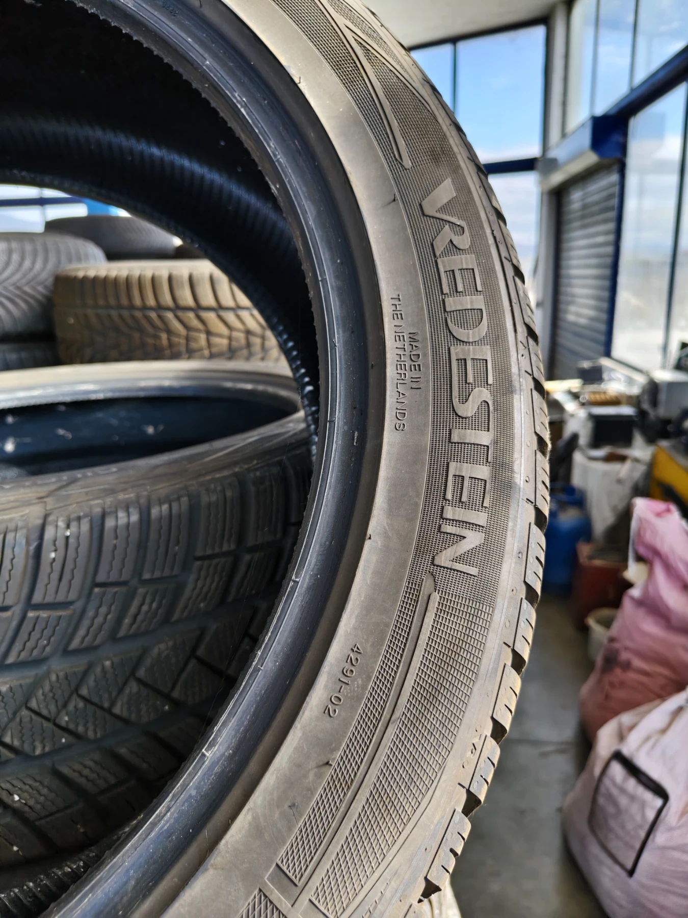 Гуми Зимни 245/45R20, снимка 2 - Гуми и джанти - 56678431