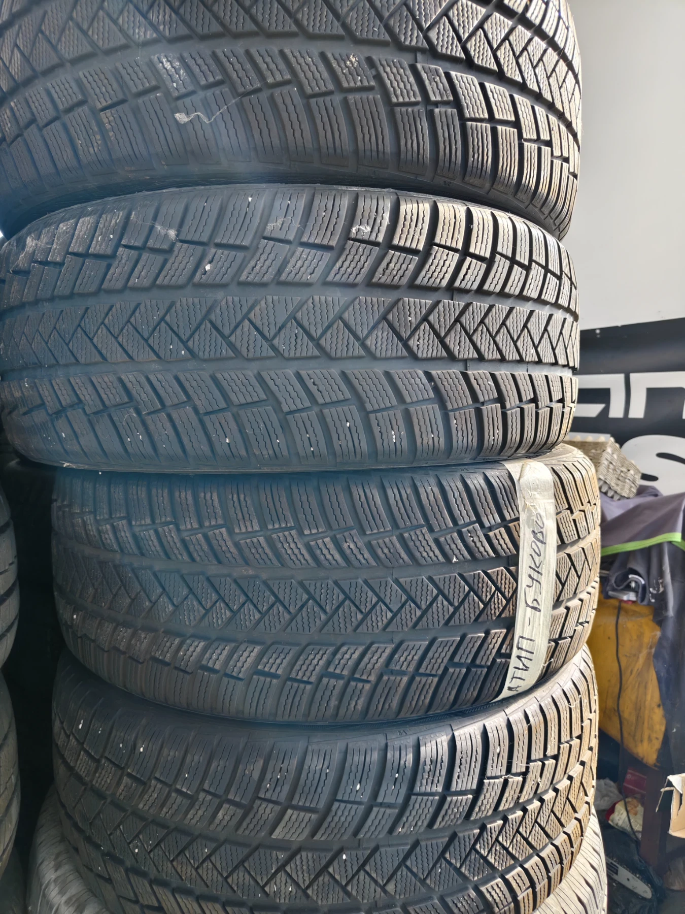 Гуми Зимни 245/45R20, снимка 3 - Гуми и джанти - 56678431