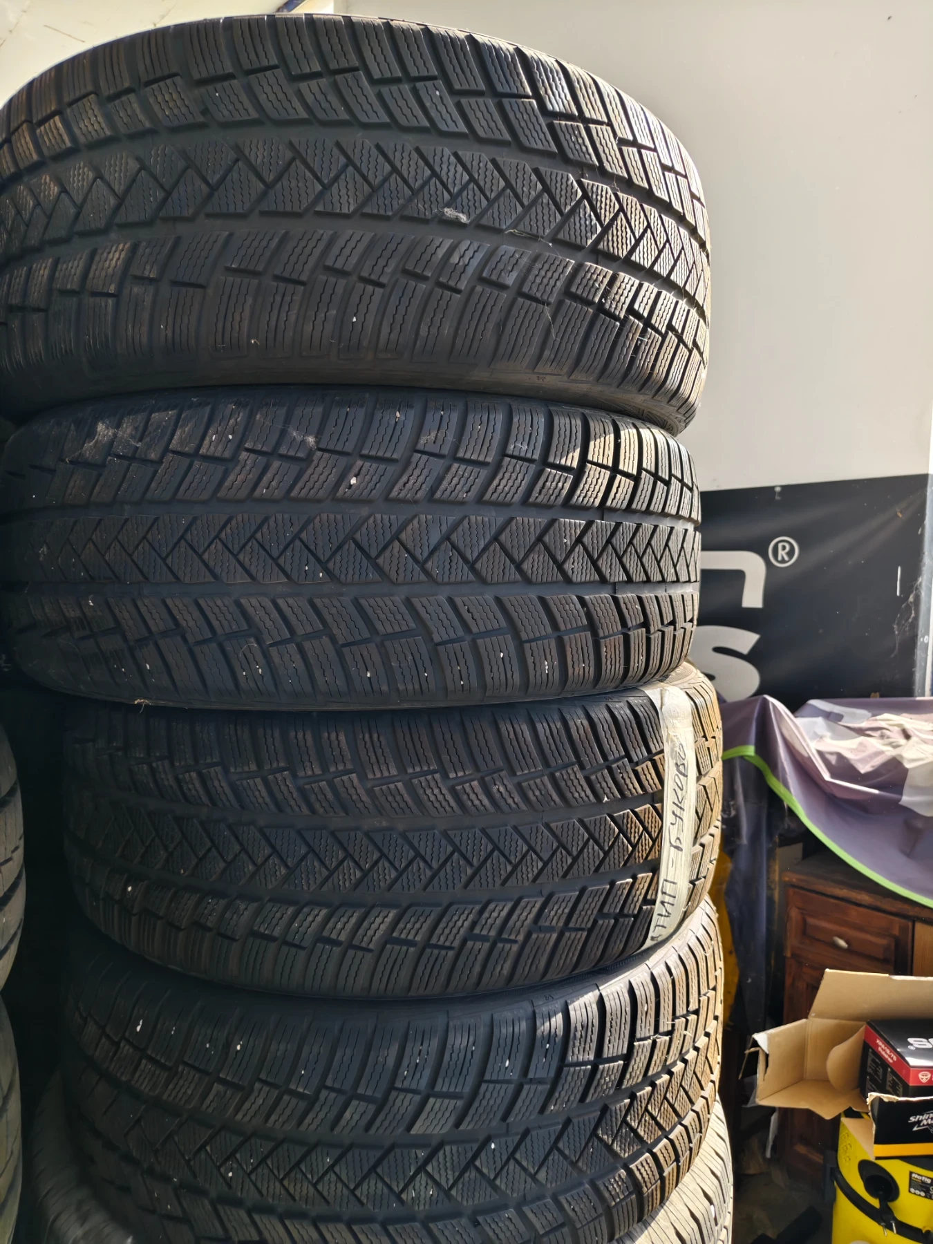 Гуми Зимни 245/45R20, снимка 7 - Гуми и джанти - 56678431