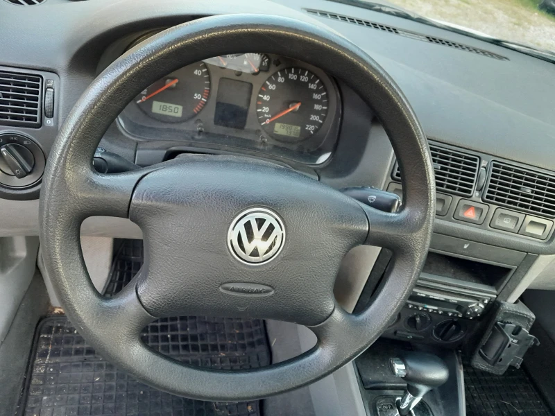 VW Golf 1.9 TDI/AUTOMATIC, снимка 13 - Автомобили и джипове - 44871923