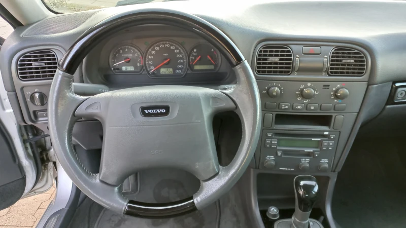 Volvo V40 2.0 АВТОМАТИК, снимка 10 - Автомобили и джипове - 47007449