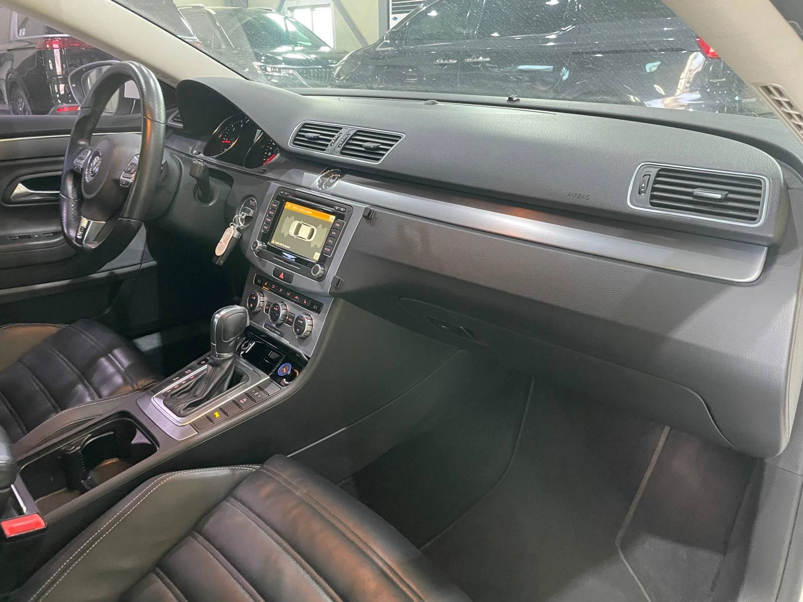 VW CC 2.0TDI BlueMotion ! R Line ! Facelift !, снимка 13 - Автомобили и джипове - 54133935