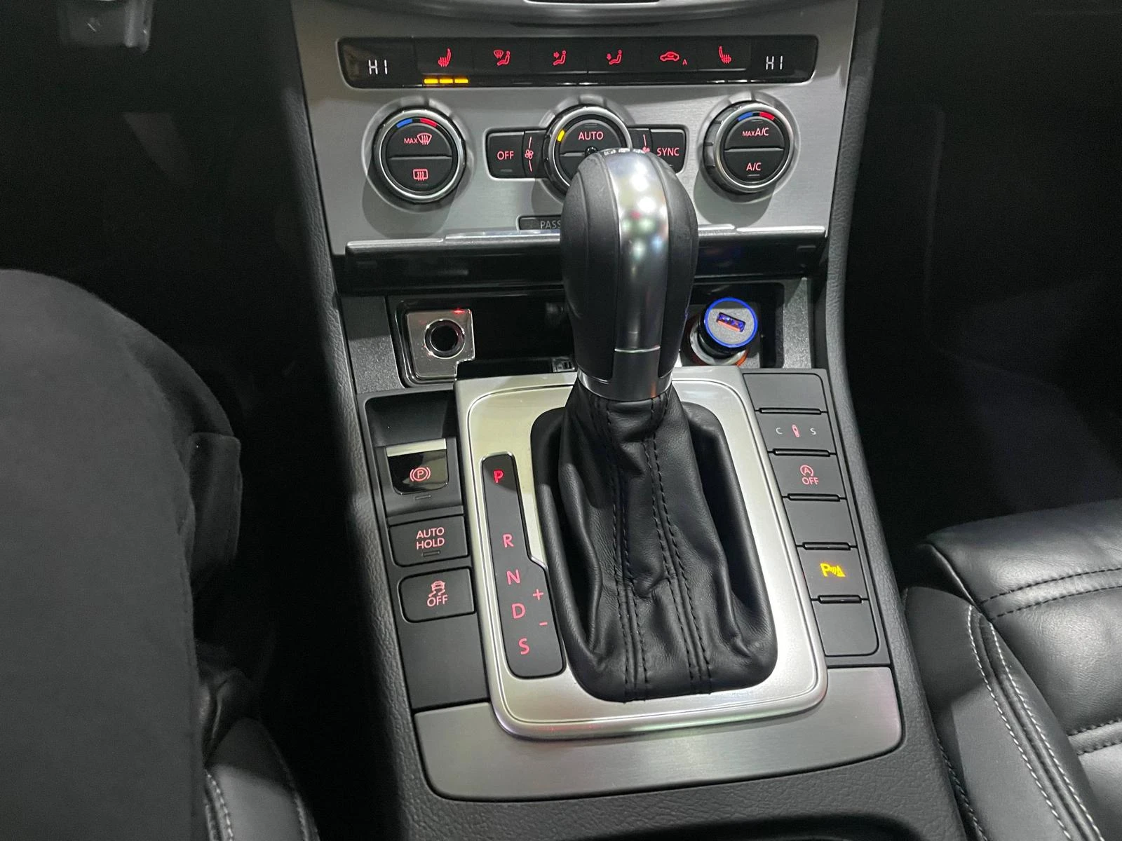 VW CC 2.0TDI BlueMotion ! R Line ! Facelift !, снимка 17 - Автомобили и джипове - 54133935